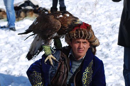 相棒は鷲、鷲との息がぴったりしていないと狩りは成功しないようです