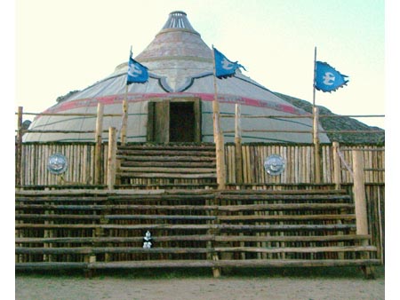 １３世紀村では当時のゲルや装飾を再現しています