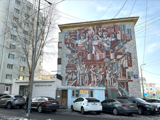 乗り換えたバンで着いたモザイク画